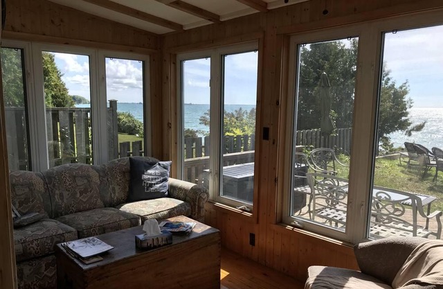 Cottage bungalow on Lake Ontario near Brighton / Prince Edward County
