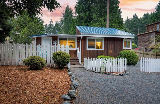 Cottage By The Bay by AvantStay | 0.5mi to Beach!