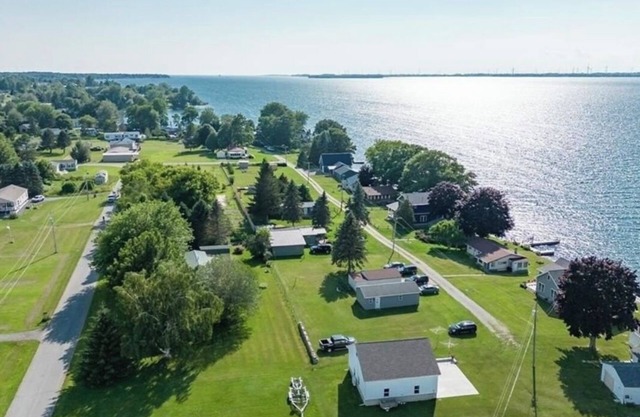 Cottage by the River - Pet OK, Marinas & Swimming nearby.