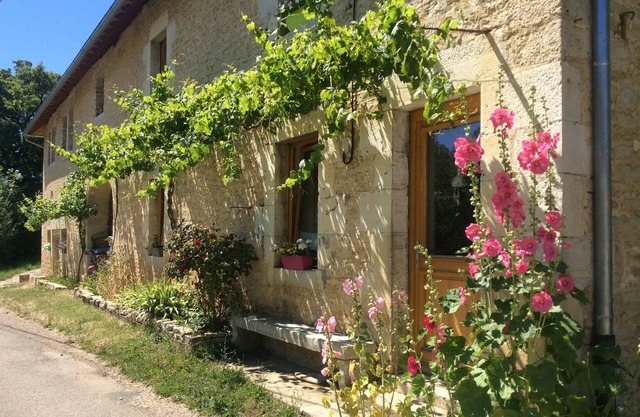 Cottage Charakter in einem ruhigen Dorf an den Hängen des Monte Poupet