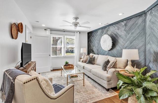 Cottage Chic~ Monthly Rental 2min to DT Easley!