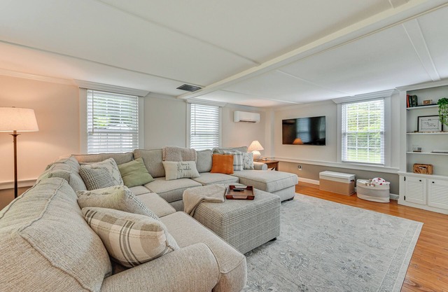 Cottage-Chic Retreat < 1 Mi to Connecticut River!