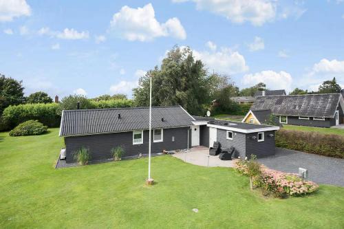 Cottage Close To The Beach