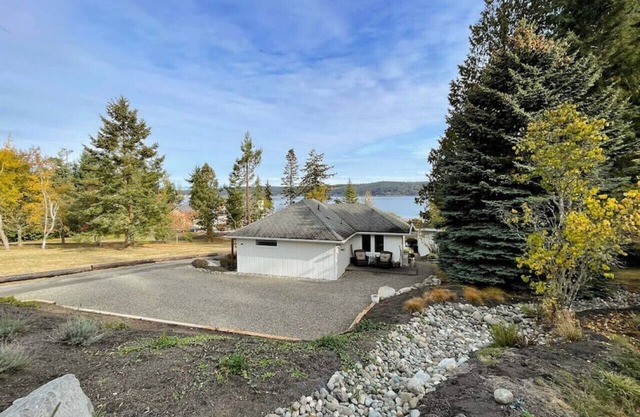 Cottage · Cottage on the Bay- Hot Tub, Beach, Dock, Kayaks