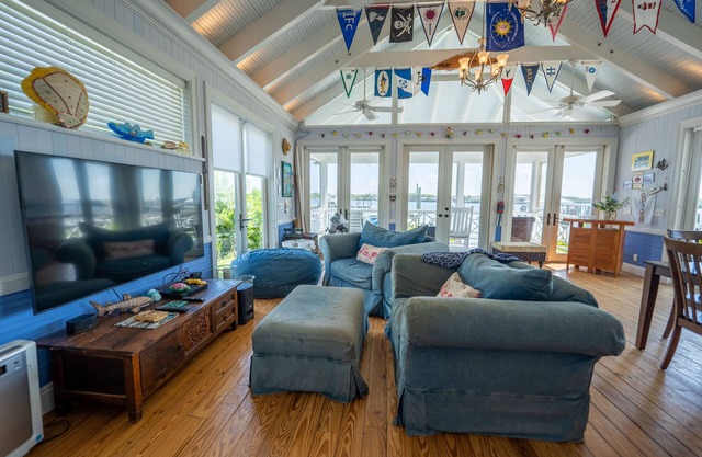 Cottage directly on White Sound. Dock steps away. Fish or swim off the dock.