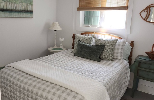 Cottage Ease. Quaint cottage nestled in on Higland lake Winsted, Ct.