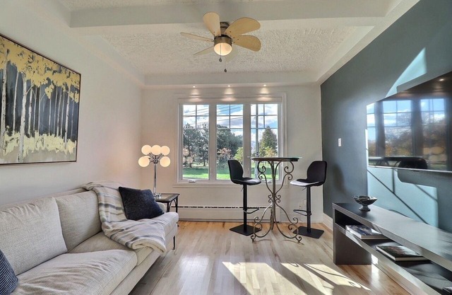 Cottage facing park and Lac St-Louis, Lachine(bicycle and pedestrian paths)