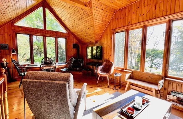 Cottage Gem on Shadow Lake