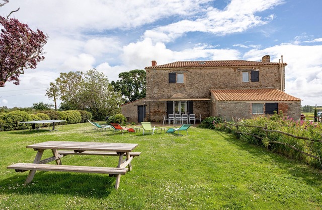 Casita de campo 'Gite Le Figuier' con terraza privada, jardín privado y Wi-Fi