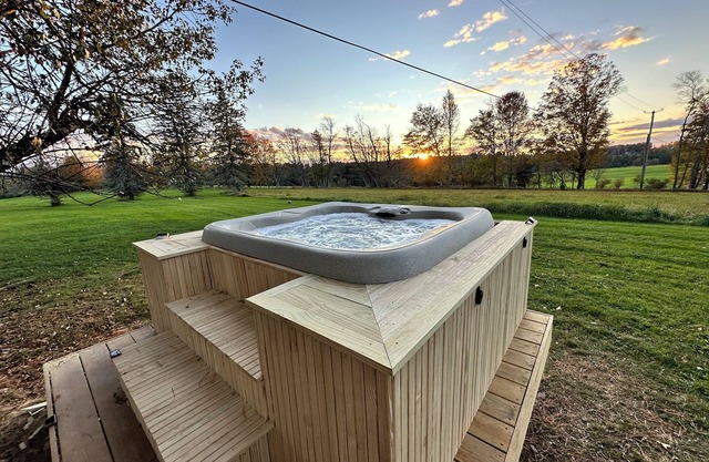Cottage Guesthouse in the heart of Bethel, with a private Hot Tub!