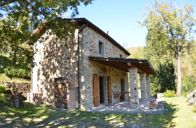 Schönes Cottage in Bagni di Lucca inmitten von Feldern