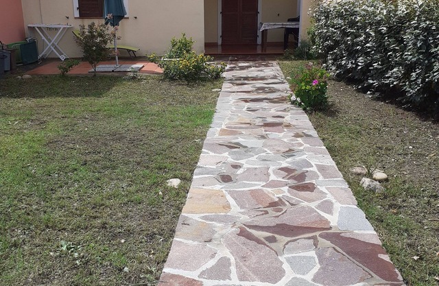 Cottage in residence with swimming pool wifi air conditioning, near the sea