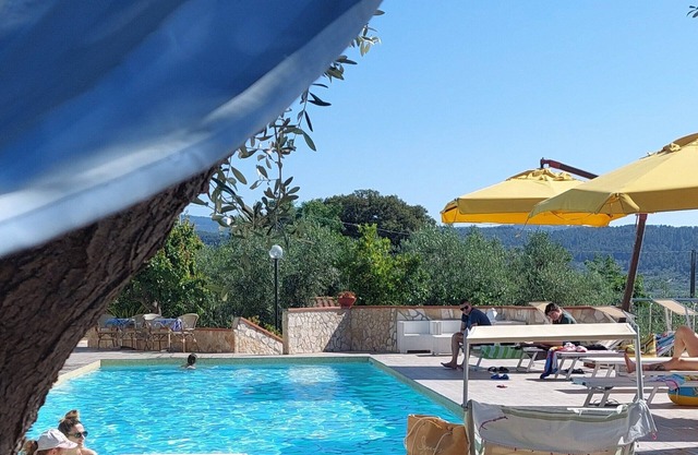 Ferienhaus im Grünen mit Meer- und Poolblick