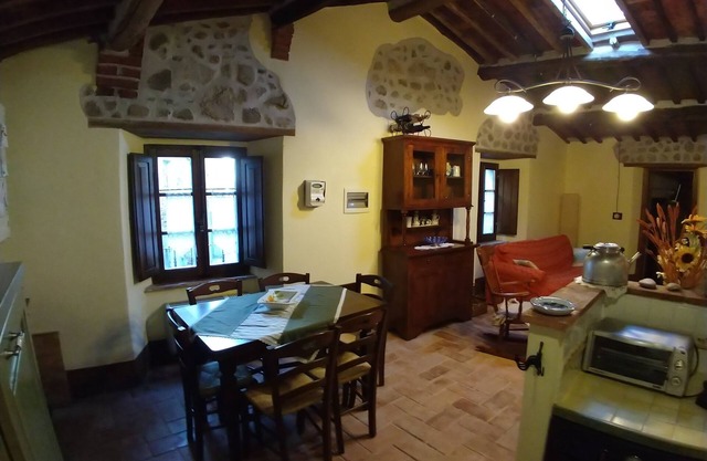 Ferienhaus im Dorf, zwischen Meer, Bergen, Thermen, Essen und Wein
