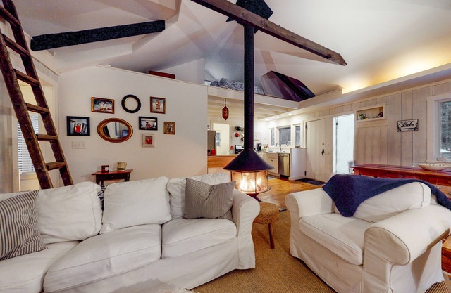 Cottage in the woods with a firepit, grill, washer/dryer, & AC - dog-friendly