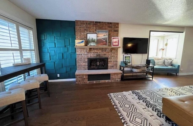 Cottage in the Canopies! Spacious Retreat Nestled in Trees and Steps from Lake DeSoto - Pets stay FREE!