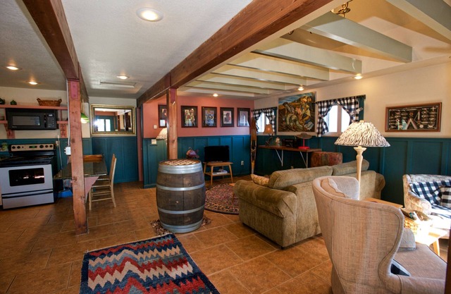 Cottage Inn - Heart of Downtown McCall - Sleeps 4 - Walk to Restaurants - Lake and Beach