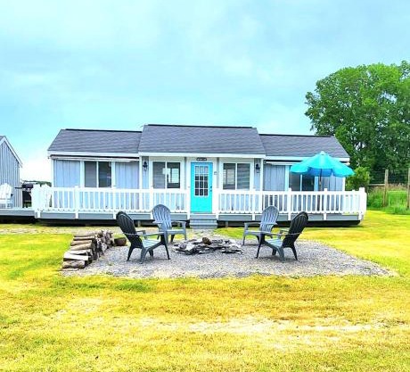 Cottage lake view with Deck and BBQ Grill