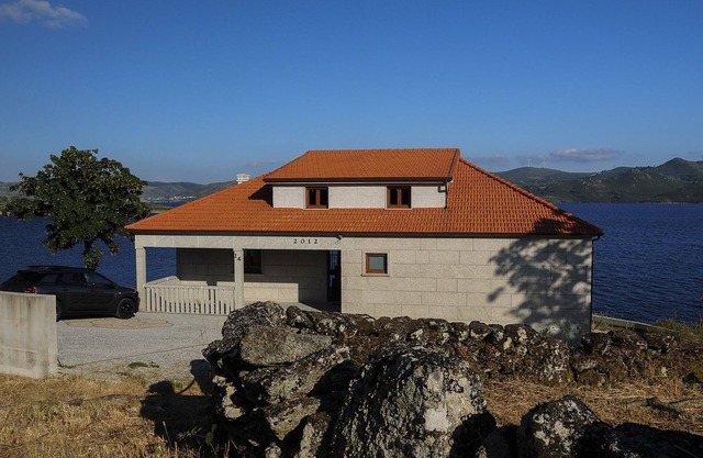 Cottage befindet sich zehn Meter vom hohen Rabagão Damm mit drei Schlafzimmern.