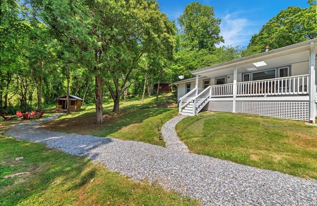 Cottage near Burnsville with Game House & Firepit