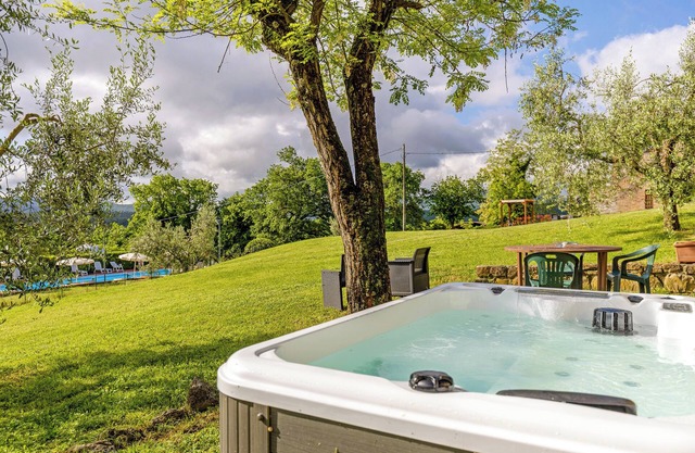 Landhaus 'Nel Verde Con Jacuzzi' mit Gemeinschaftspool und Gemeinschaftsgarten