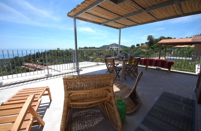 Neue Villa, große Terrasse mit Meerblick. Zwischen s. Margherita und Chia.