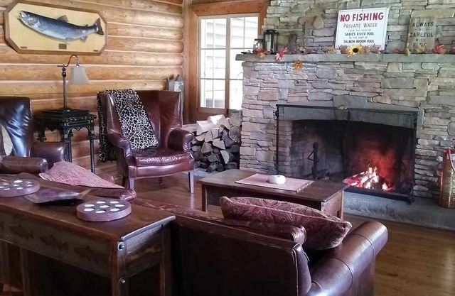 Cottage on 800 acres of land 6 km of river. Very quiet and peaceful getaway.