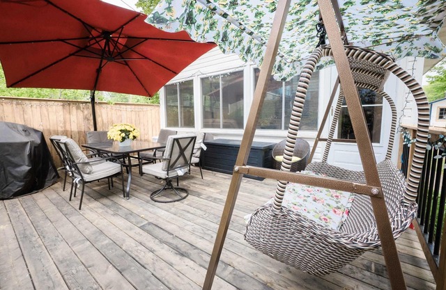 Beautiful Crystal Beach Cottage with BBQ!
