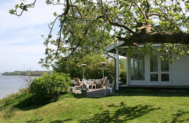 Ferienhaus auf Rasengrundstück mit Panorama-Blick aufs Wasser und Außenwhirlpool
