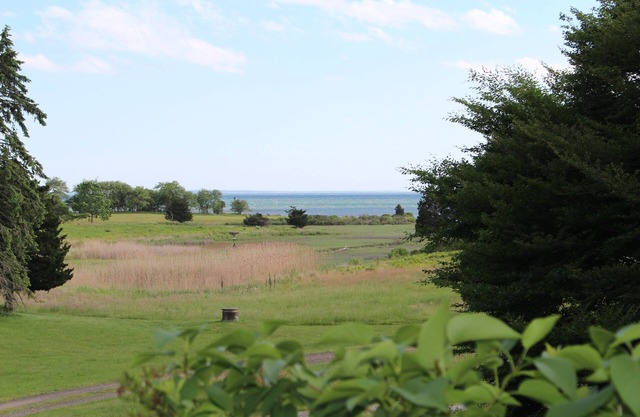 Cottage auf historischem Anwesen mit Privatstrand und majestätischem Long Island Soundblick.