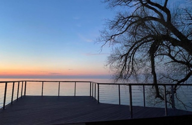 Cottage on Lake Erie with beach access .Local wineries