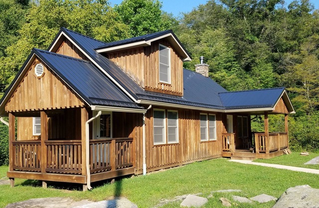 OVR's Cottage auf dem Meadow Run. Gemütliche Hütte mit Blick auf schönen natürlichen Strom