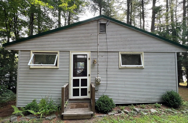 Cottage on motorboat-free Lake. Swim, Fish, Canoe in the Pioneer Valleyn