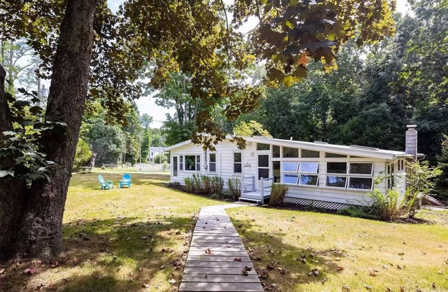 Cottage on private road and 5-min walk to beach