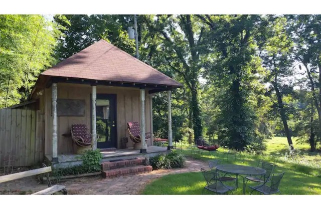 Cottage on riverbank one mile from Clarksdale in gated community