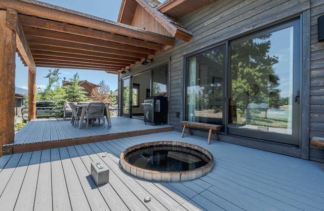 Cottage on the 10th Tee – Beautiful Stay for 7 w/Hot Tub & Fire Pit