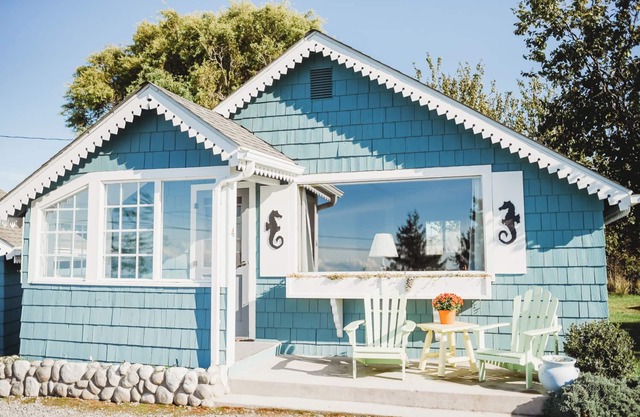 Cottage On the Bay - Queen, Jetted tub, Full Kitchen, water view