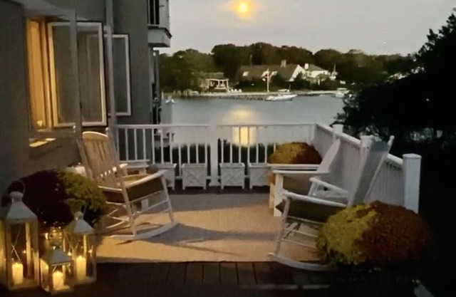 Cottage on the Bay in Hampton Bays