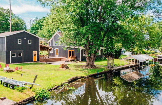 Cottage on the Canal | Lake Access| Kayak & SUP