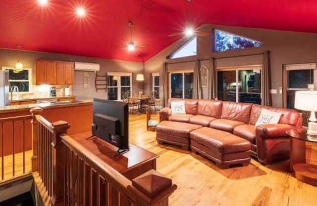 Cottage on The Knoll (HOT TUB)