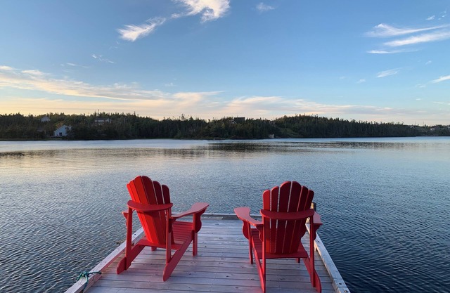 Cottage on the pond with hot tub -fully outfitted and excellent family get-away.