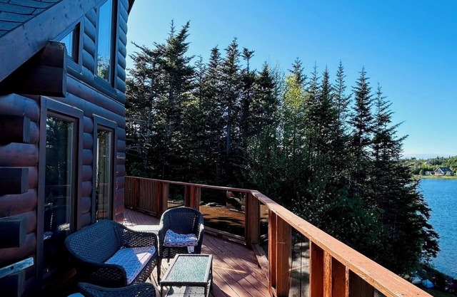 Cottage on the pond with hot tub -fully outfitted and excellent family get-away.