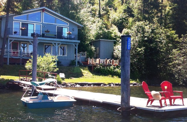 Cottage am Ufer: Private Dock, entspannende Aussicht, Rasen