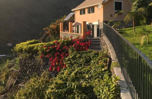 Cottage mit Blick auf das Meer und die Berge, den Garten, Grill, Wi-Fi