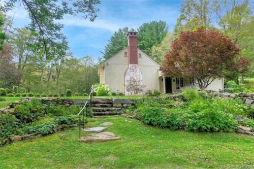 Cottage Retreat - Historic Cottage Home w Home Gym