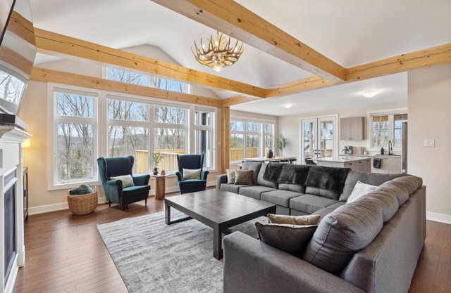 Cottage Retreat near Algonquin Park, Skiing, Hiking and Golfing with Game Room.
