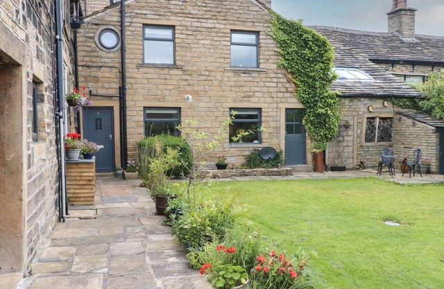 COTTAGE ROUND T'CORNER, pet friendly, with open fire in Honley