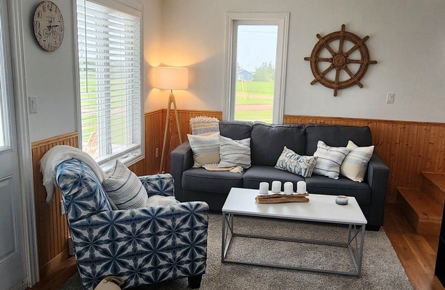 Cottage steps away from Thunder Cove Beach and a surround views of the ocean