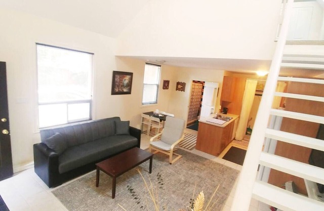 Cottage-style detached house in the city - 30 days and longer