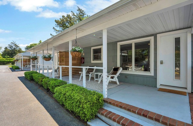 Cottage Suite in Boutique Hotel, Heart of Hampton Bays, Waterfront...
